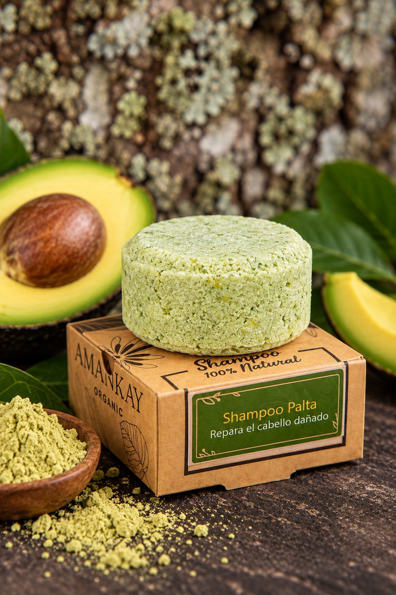 Shampoo sólido de palta sobre su caja kraft, junto a paltas y polvo de palta